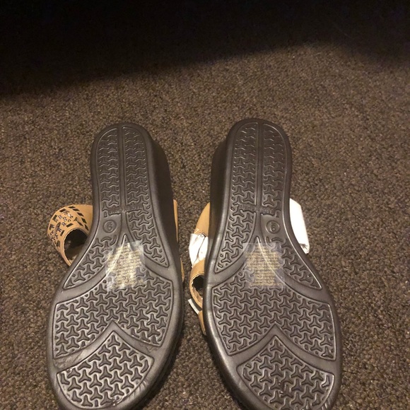 Tan low wedge sandals - Picture 4 of 4